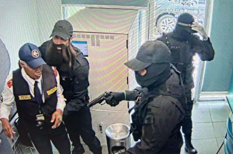 Policía ultima a dos implicados en asalto a sucursal Banco Popular; hay un detenido y un prófugo