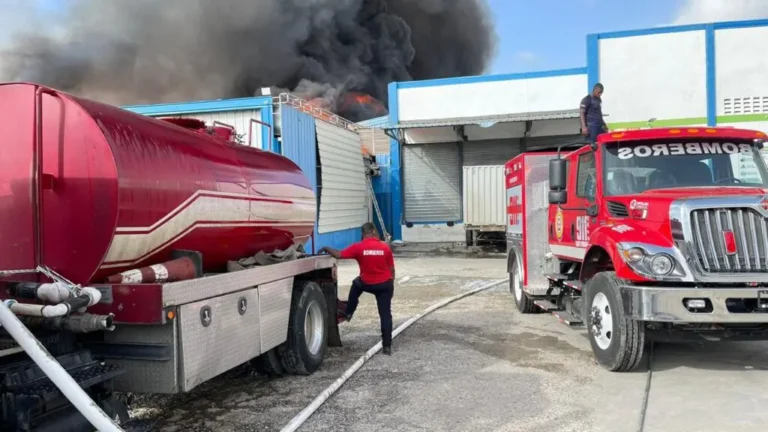 Se registra incendio en nave ubicada en el kilómetro 11 de la autopista Duarte