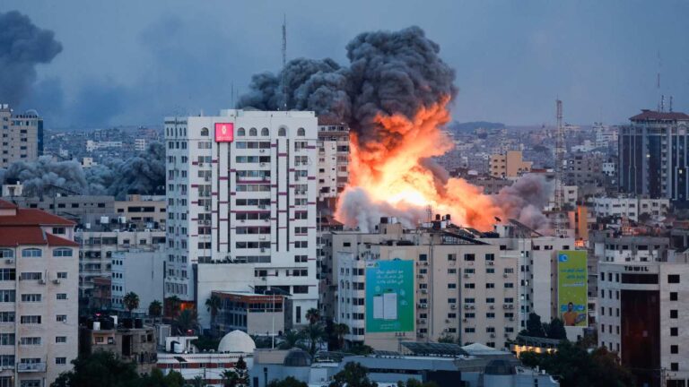 Mueren 15 personas por ataque de Israel contra edificio viviendas