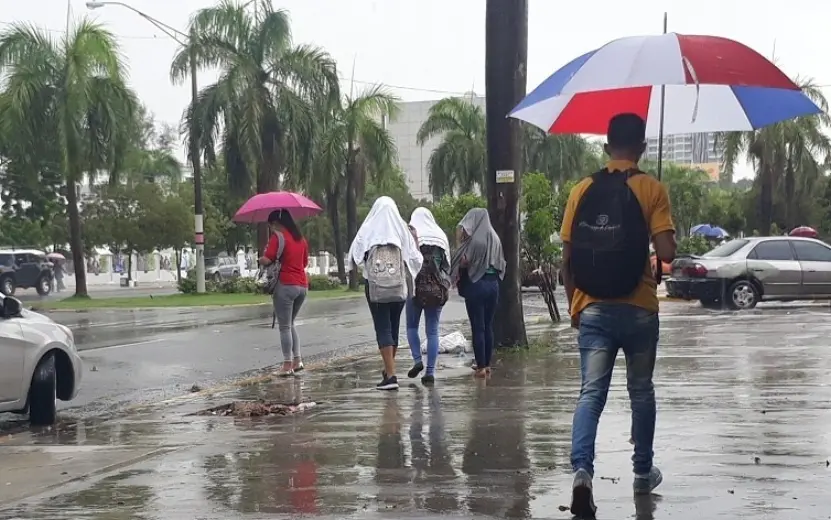 Aguaceros, tormentas eléctricas, ráfagas de viento y calor este jueves