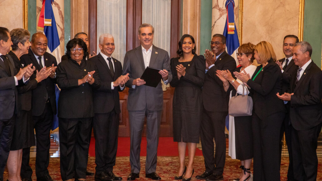 Abinader recibe de congresistas resolución que lo acredita como presidente y a la vicepresidenta