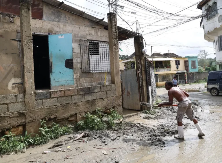 Cañada Arroyo Bonito lo inundó todo; residentes claman por autoridades