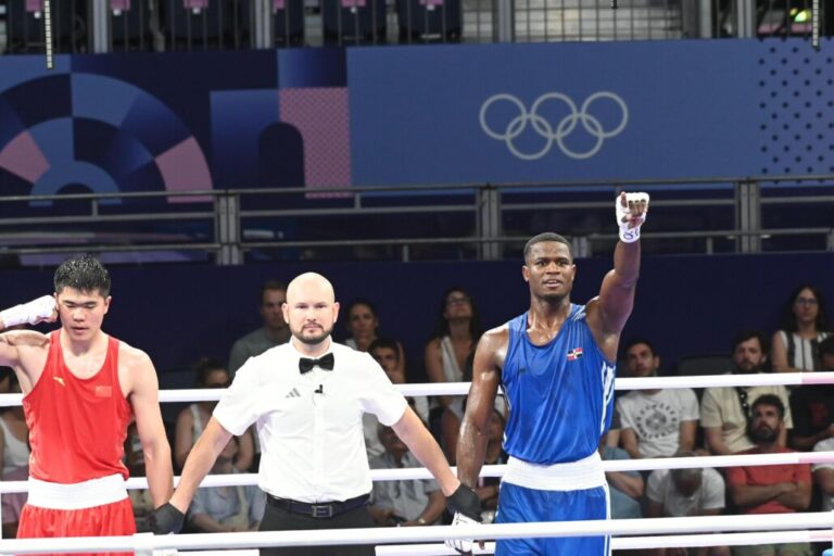 Cristian Pinales avanza a cuartos de final en París 2024