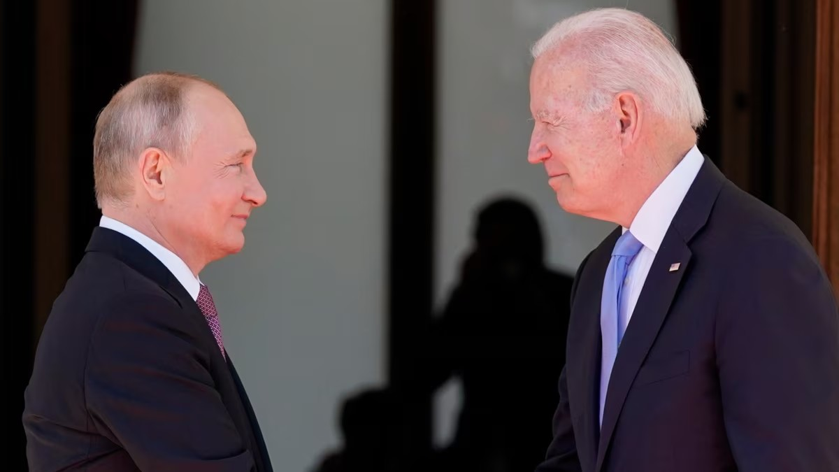 Diplomáticos Reino Unido y EU piden a Biden dialogar con Rusia