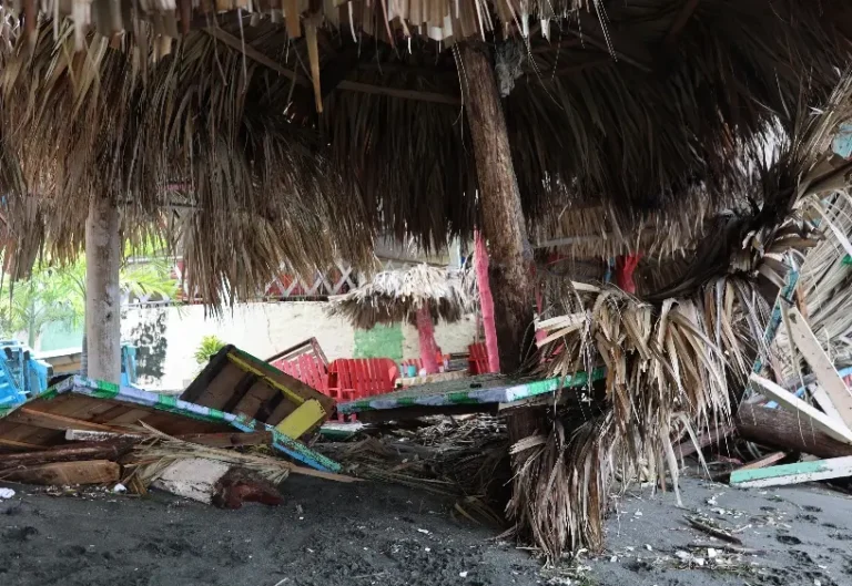 Huracán Beryl destroza botes y bienes Palenque