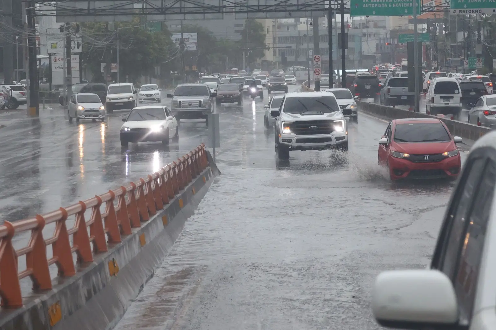 ¡Seguirán las lluvias! Huracán Beryl se aleja, pero este jueves se espera una activa onda tropical