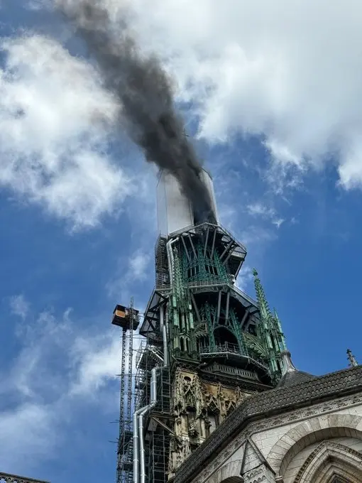 Incendio en la flecha de la catedral de la ciudad francesa de Ruán