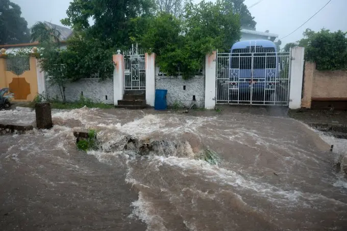 Jamaica mantiene el toque de queda por el paso del huracán Beryl que sacude al Caribe