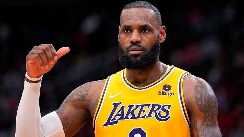 LeBron James acuerda con los Lakers una renovación por dos años y 104 millones de dólares