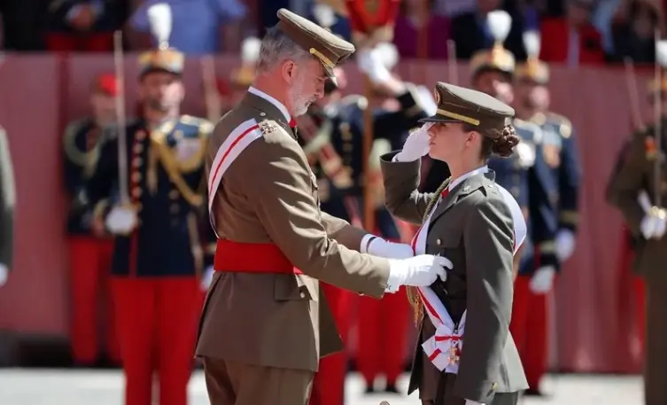 Princesa Leonor termina parte de su formación militar con grado de alférez