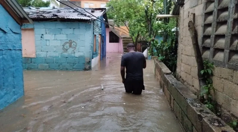 Residentes de Cancino Adentro preocupados por fuertes lluvias: Tenemos los imbornales tapados