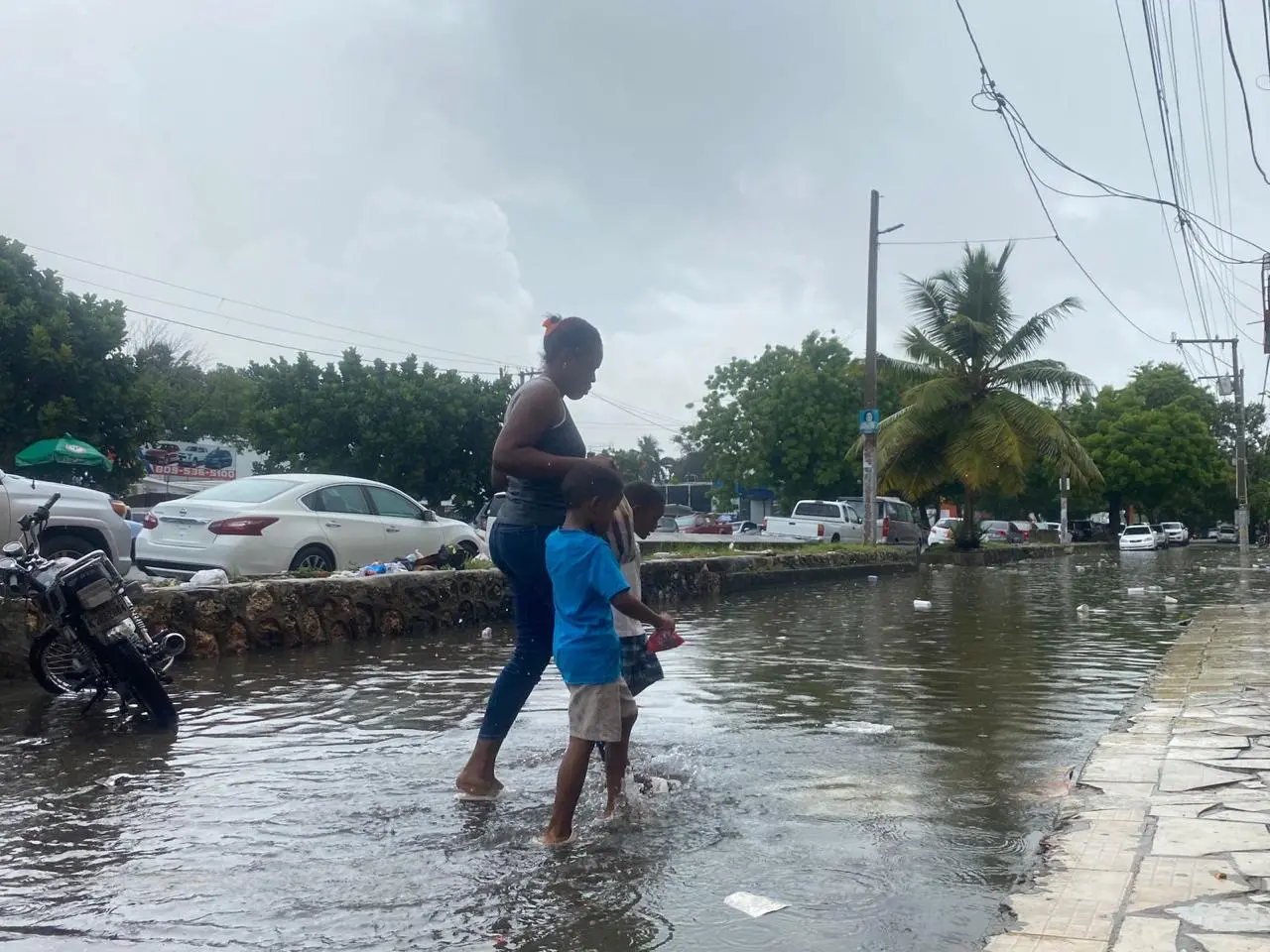 Fuertes aguaceros en la tarde debido a onda tropical y vaguada