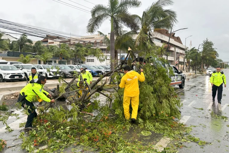El ciclón Beryl abandona tierra pero aún deja lluvias torrenciales en el sureste de México