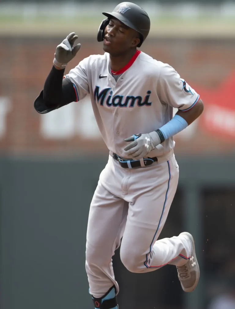 Sánchez pega jonrón, triple y doble en derrota