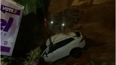 Cae jeepeta en una excavación en la avenida Anacaona
