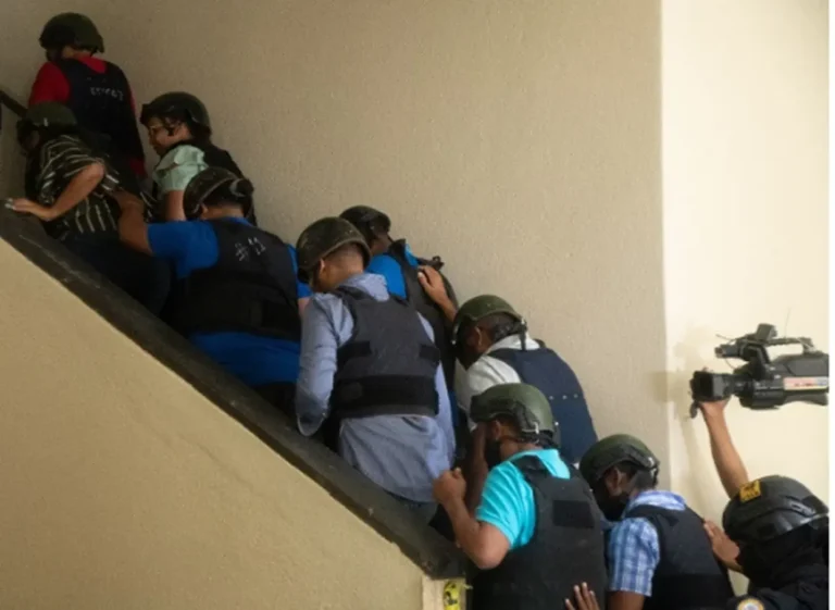 18 personas, incluidos un exfiscalizador y un expolicía, van a juicio