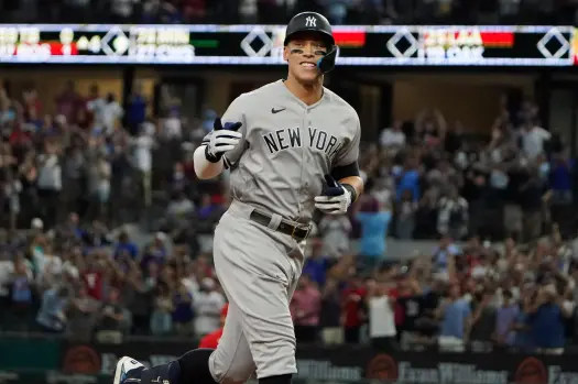 Aaron Judge impresiona con robo de HR y doble play