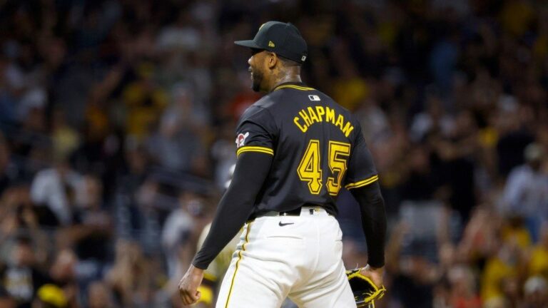 Aroldis Chapman lanza una recta de 105.1 mph a Machado, y lo poncha con otra de 104.7