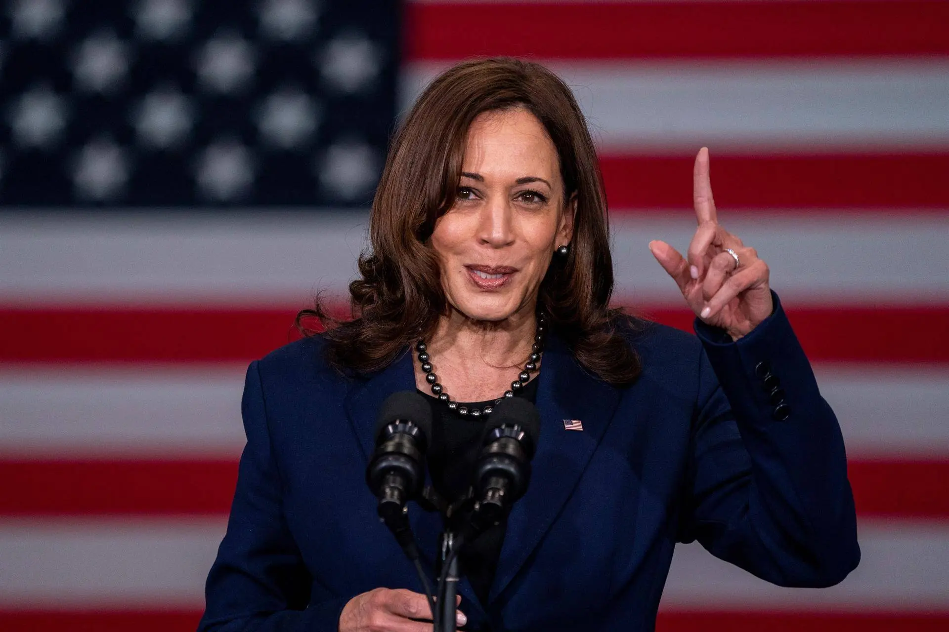 Harris tiene una ligera ventaja de un punto frente a Trump en elecciones, según encuesta