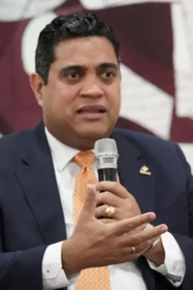 Kelvin Cruz presenta renuncia a la alcaldía