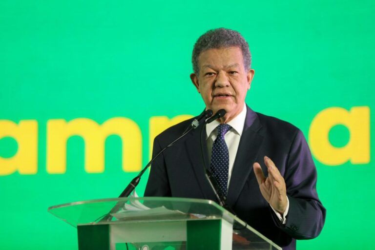 Leonel dice Abinader manipula datos, exagera logros y promete