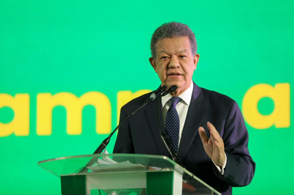 Leonel dice Abinader manipula datos, exagera logros y promete