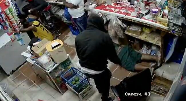 Banda de atracadores fuertemente armados siembra el terror en centro comerciales en Santiago