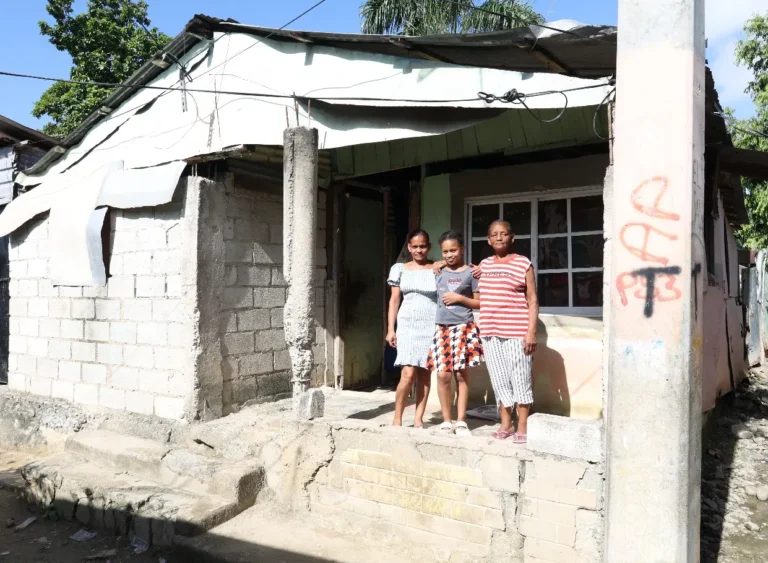 Tres generaciones nacidas en barracones tras ciclón