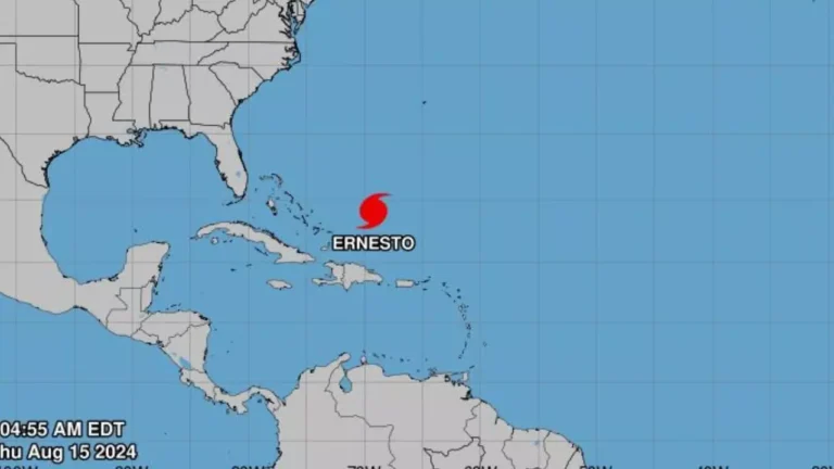 El huracán de categoría 1 Ernesto se fortalece rumbo a las Bermudas