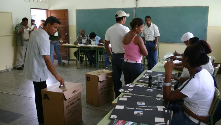 Genao somete proyecto para instaurar figura del referendo