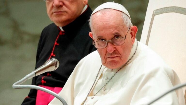 El papa cancela su agenda de hoy por gripe como