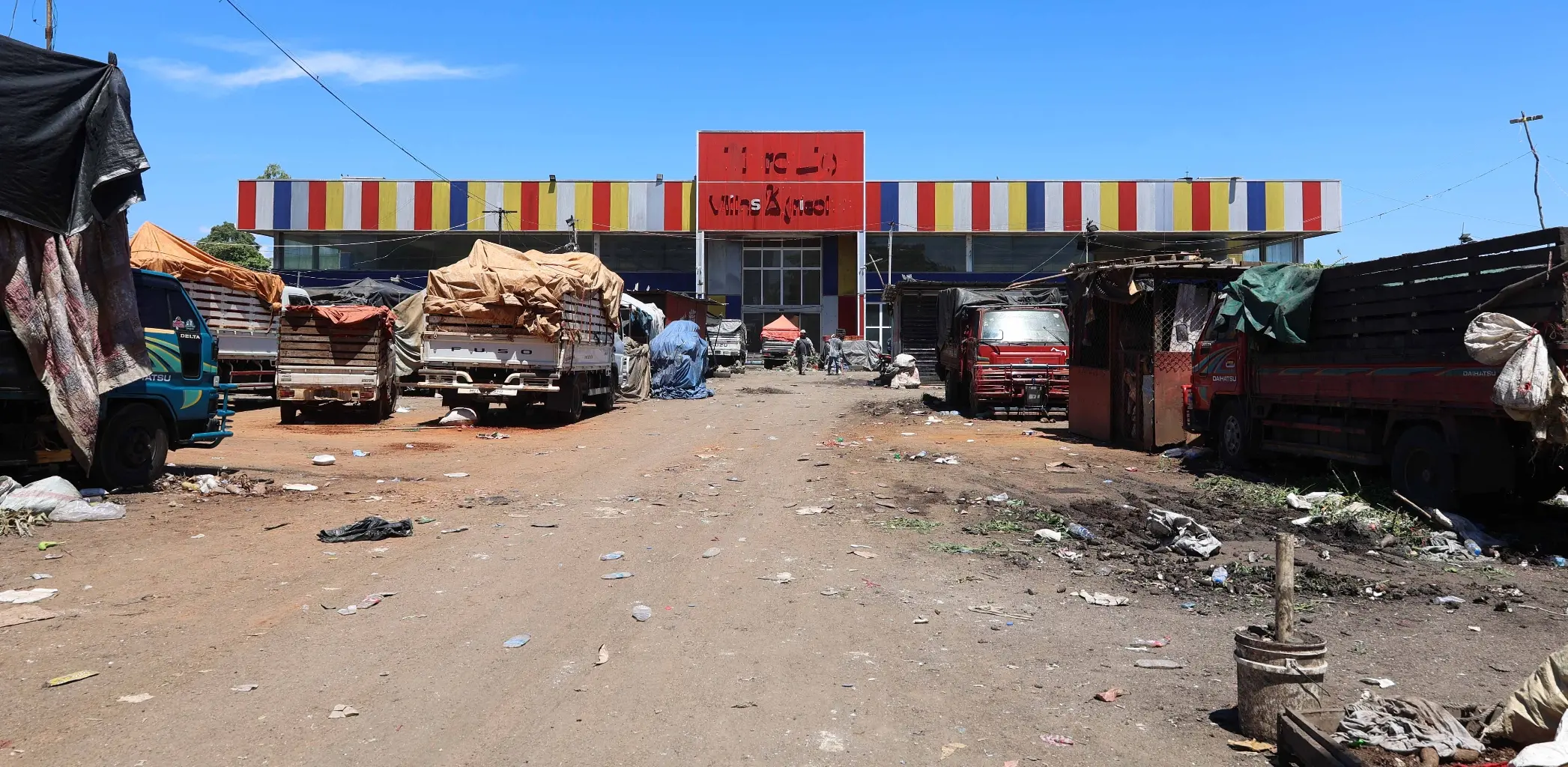 Mercado de Villas Agrícolas está abandonado, sucio y se deteriora el edificio de 2 pisos