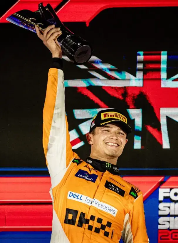 Norris sobrevive roces; gana carrera Singapur