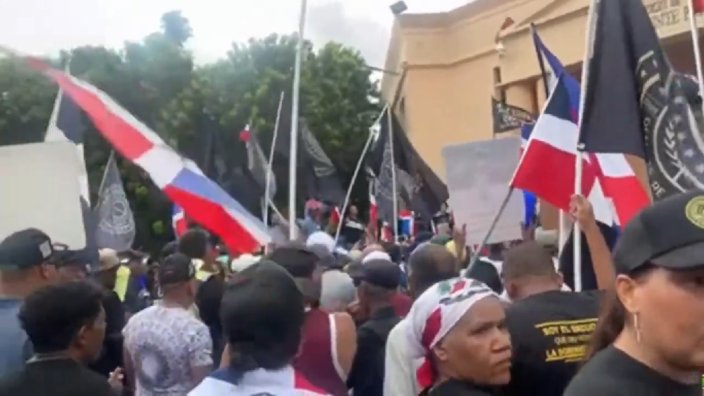 Multitud exige frente a Palacio que paren la inmigración ilegal
