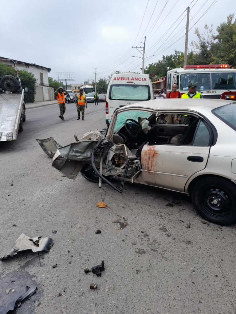 8 heridos y una persona atrapada tras accidente de tránsito en Santiago