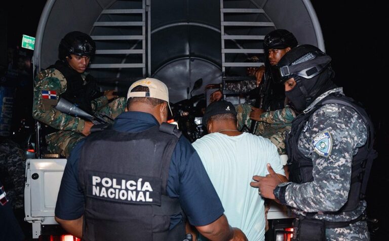 Cierran negocios y arrestan a decenas durante operativos RD