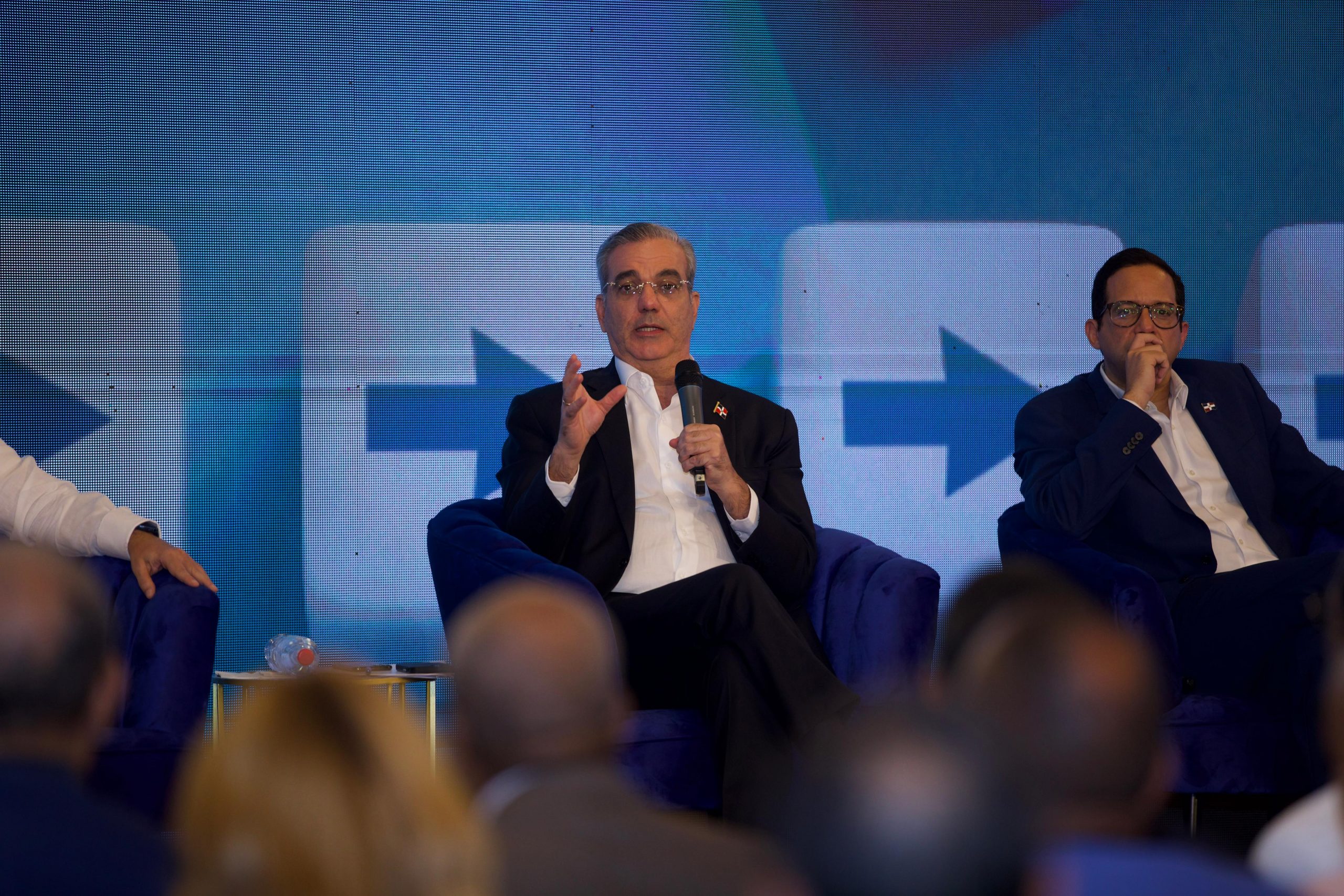 Anuncian plan para fusionar o suprimir 13 entidades oficiales
