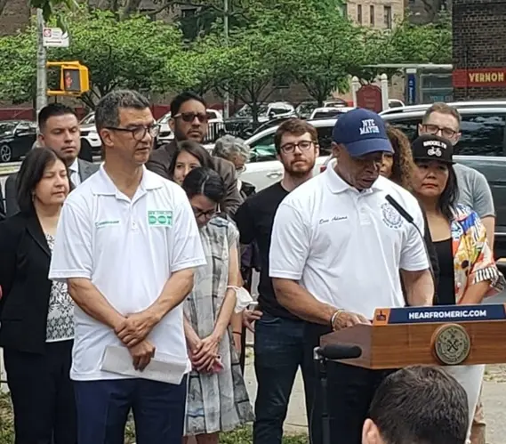 Mayoría neoyorkinos opinan Eric Adams debería renunciar