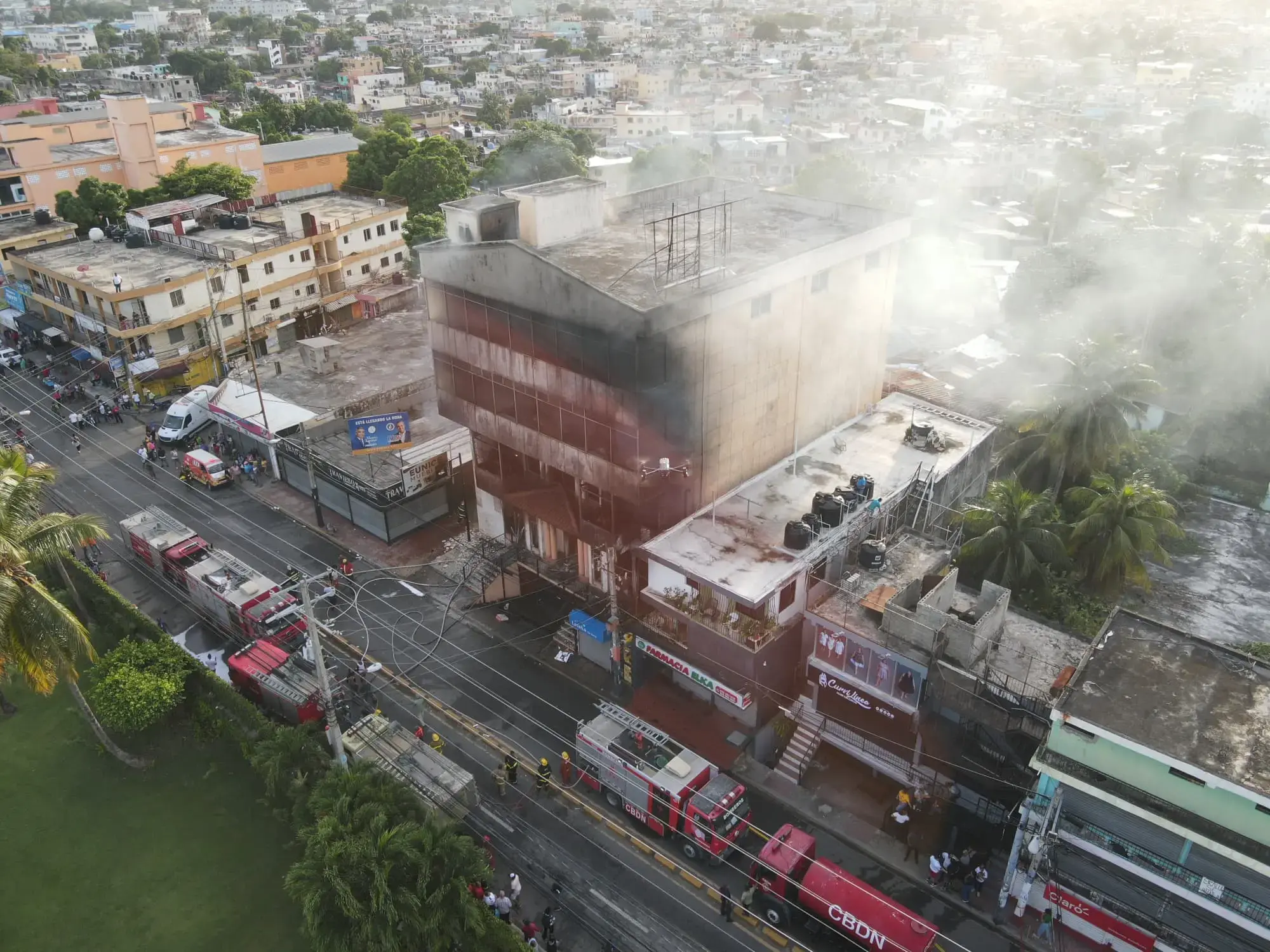 Incendio destruye mueblería en SDO