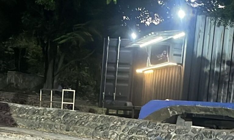 Juntas de Vecinos exigen al alcalde Dio Astacio la remoción de furgón en parque público