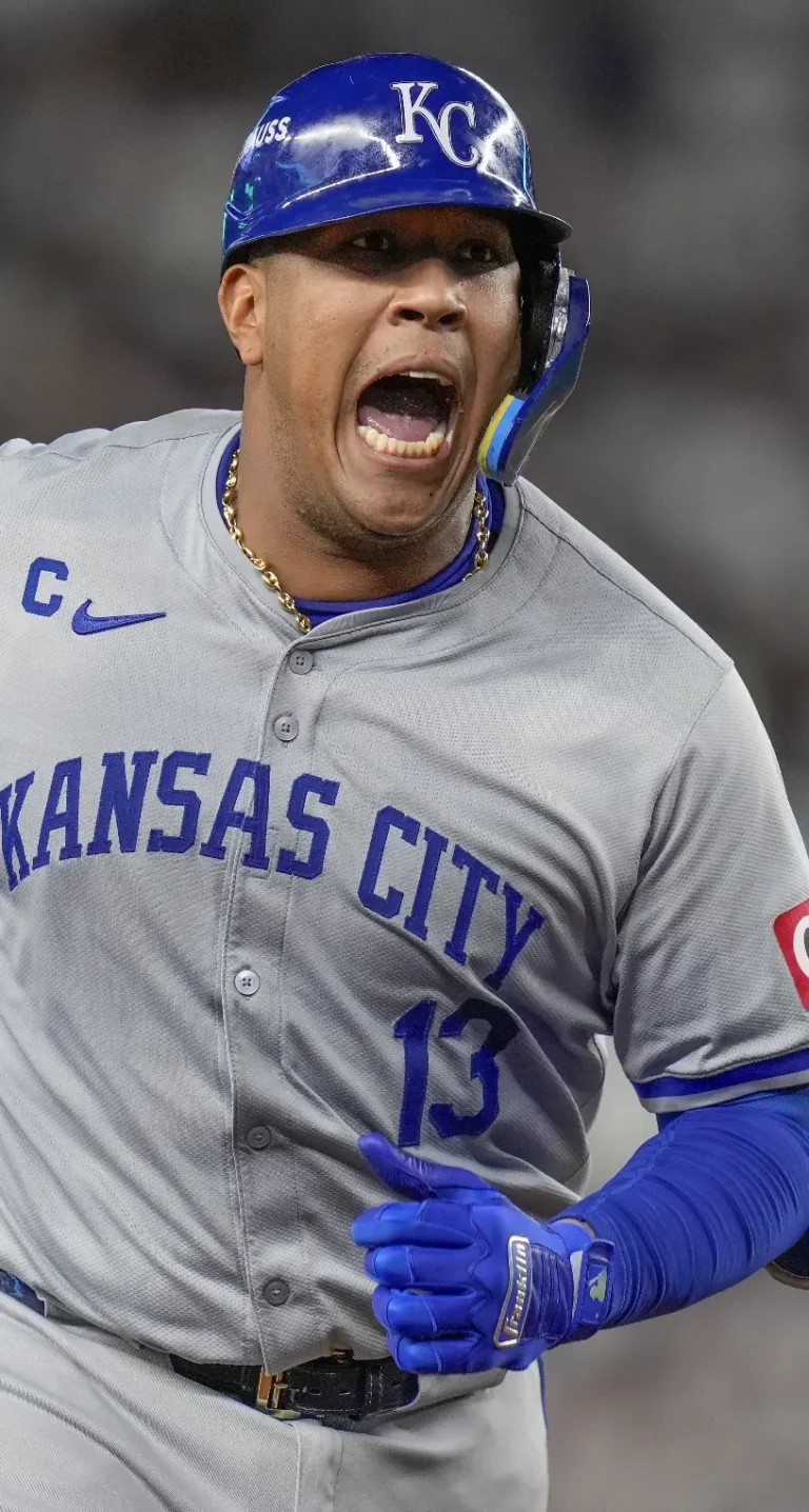 Kansas y Detroit igualan series de postemporada