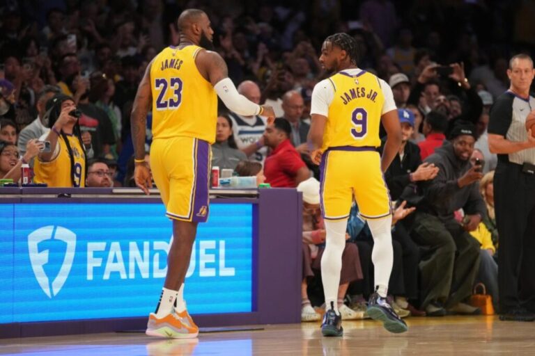 LeBron y Bronny James hacen historia como el primer dúo de padre e hijo en jugar juntos en la NBA
