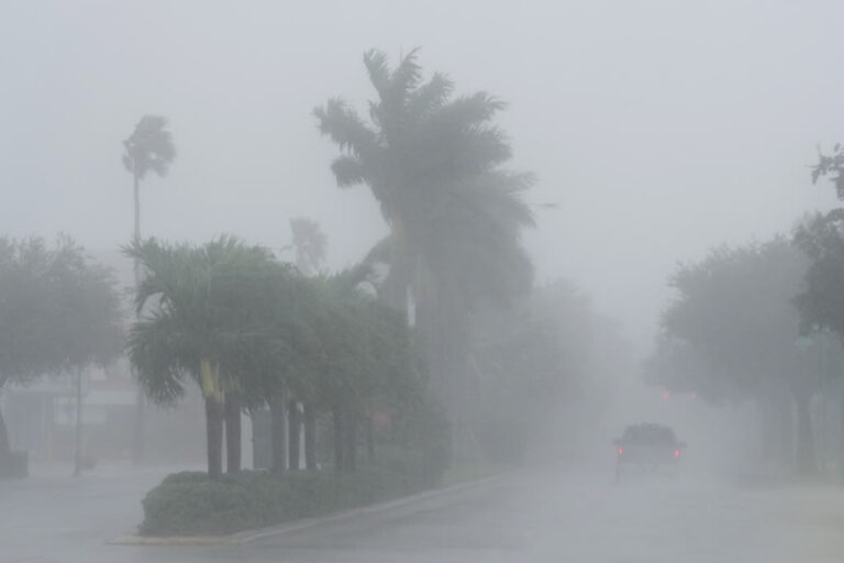 Huracán ‘Milton’ deja al menos 2 muertos tras su llegada a Florida