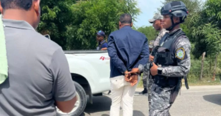 Buscándose su moro!! Sorprenden ayudante fiscal contrabandeando mercancías en Las Matas de Farfán