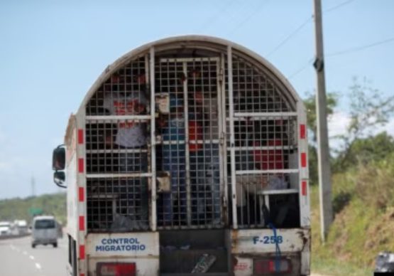 Llegan camiones cargados de haitianos al Vacacional de Haina