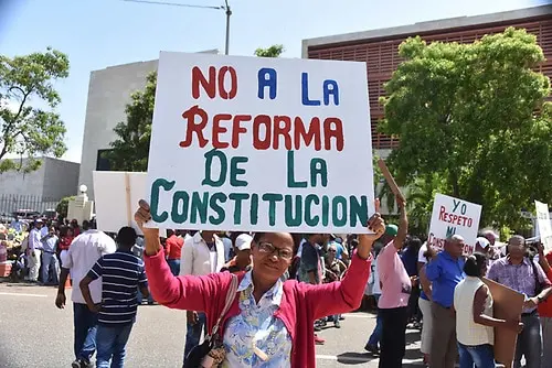 «No más impuestos», decenas de personas protestan frente al Congreso por reforma fiscal
