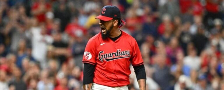 Emmanuel Clase hace historia como el primer relevista finalista del Cy Young desde 2008