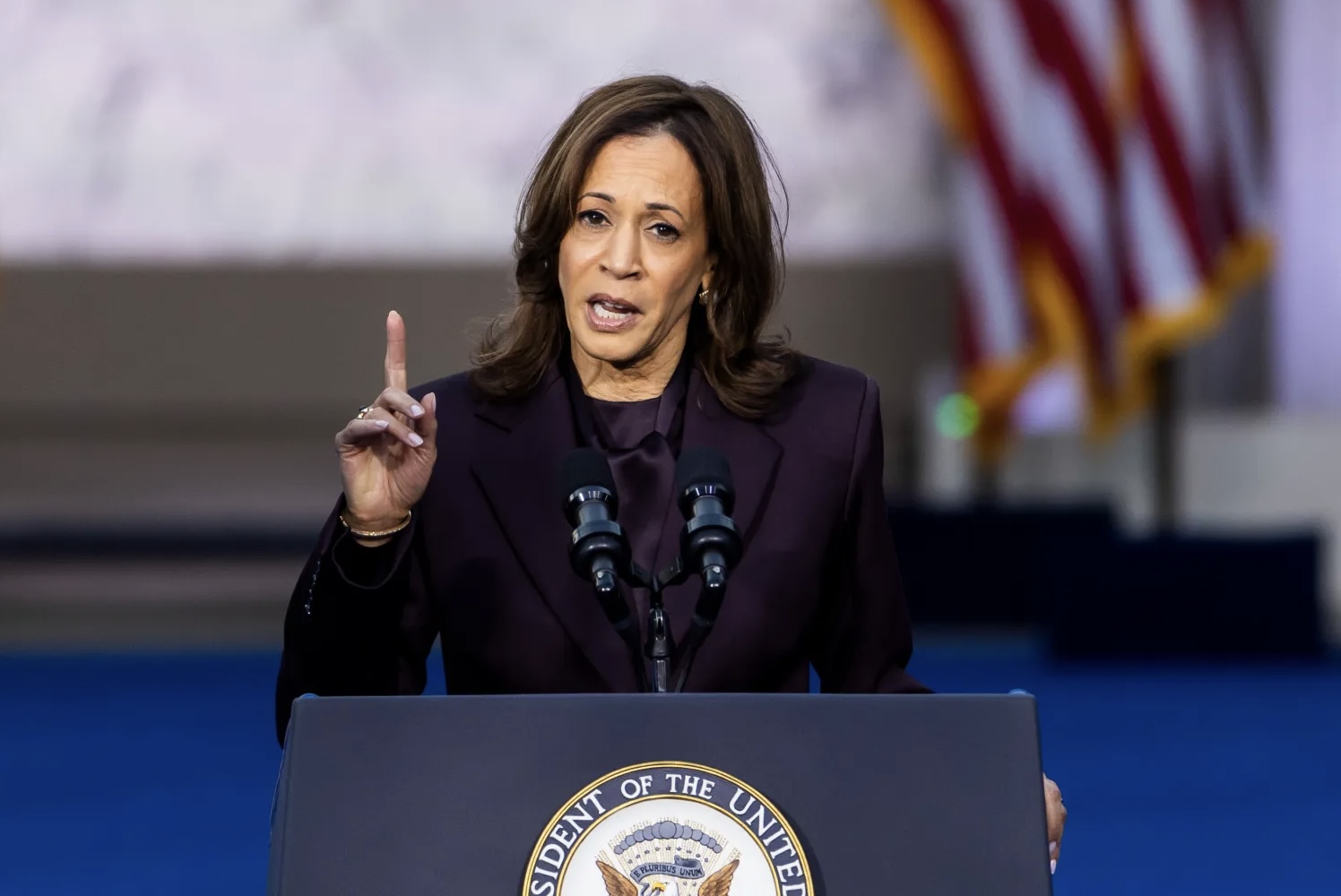 Harris dice acepta derrota pero no renuncia a lucha a favor de EU