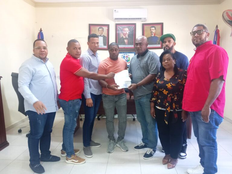 Alcalde de La Caleta hace entrega de dos canchas móvil al sector de Barrio Nuevo.