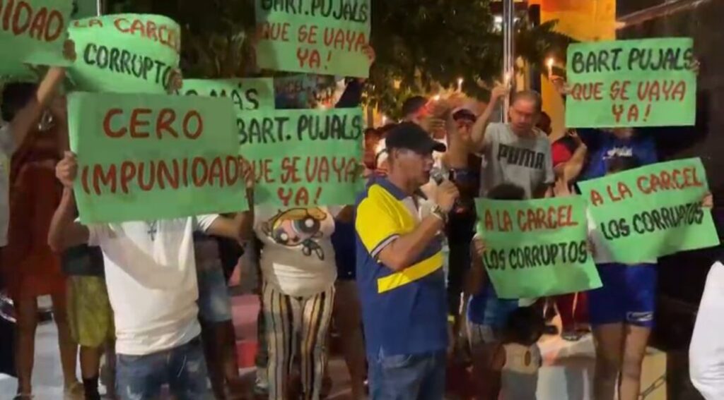 Realizan en Moca un fusilamiento simbólico contra Bartolomé Pujals en protesta por presuntos actos de corrupción